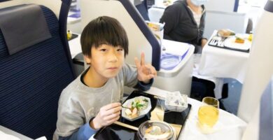 Esto es lo que debes comer durante y después de un vuelo largo