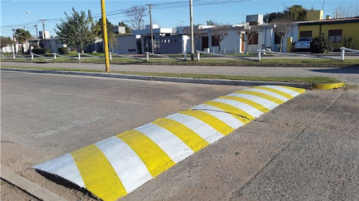 La diferencia entre topes de velocidad vs jorobas de velocidad 1 La diferencia entre topes de velocidad vs jorobas de velocidad