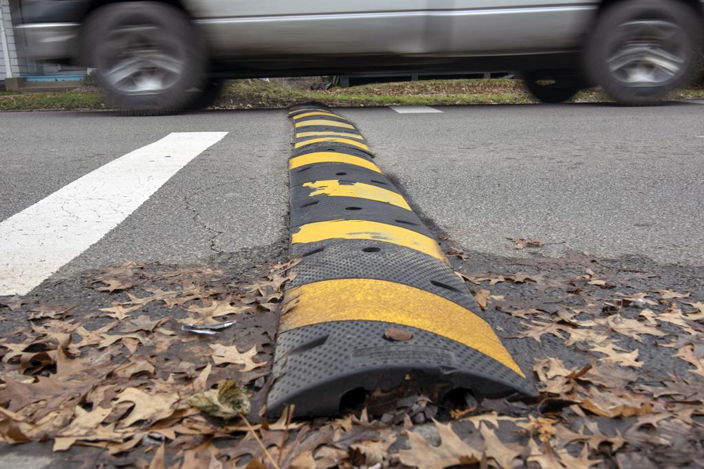 Cómo instalar Unimat Traffic Speed Bumps para mejorar la seguridad 1 Cómo instalar Unimat Traffic Speed Bumps para mejorar la seguridad